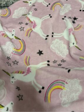 Max studio kids Pink Unicorn & Rainbow Fleece Throw